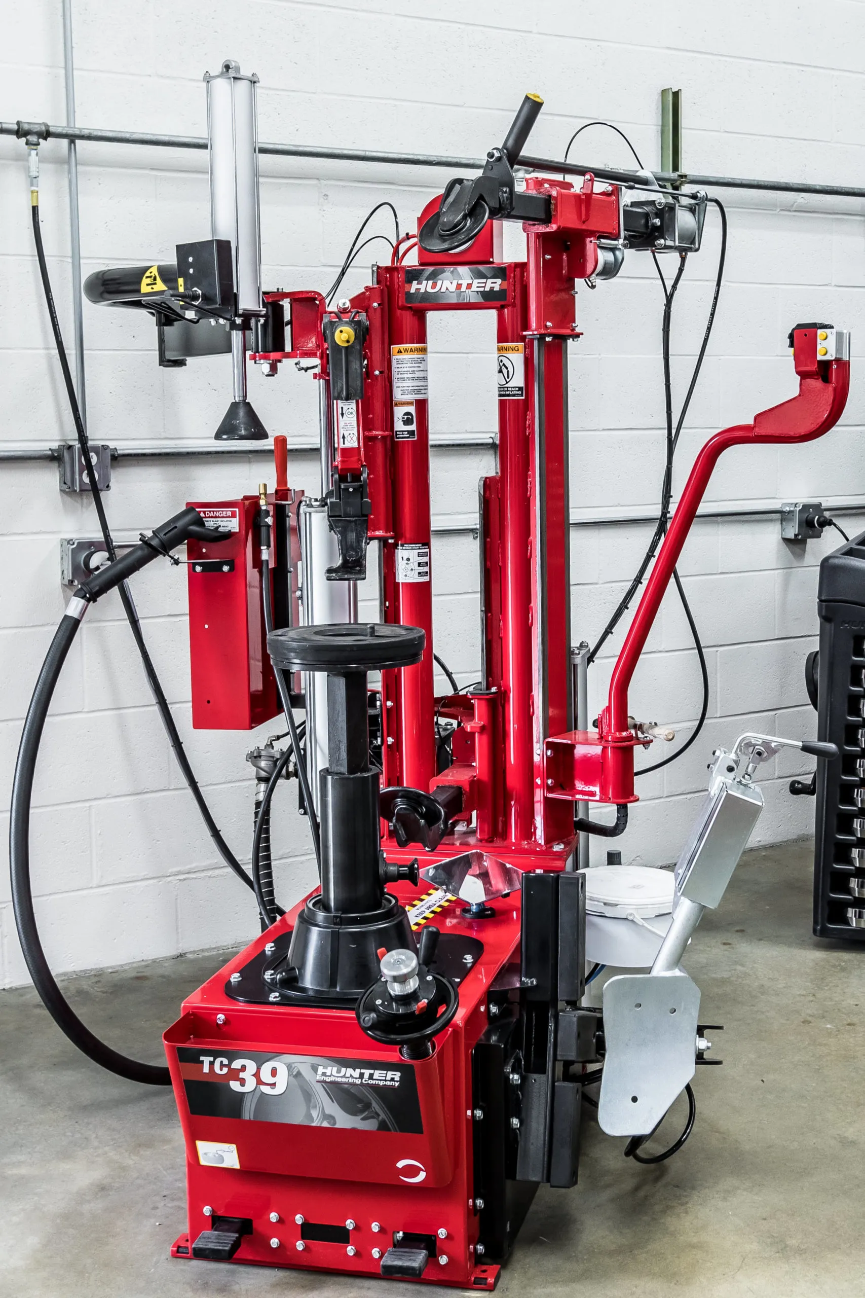 Hunter TC39 tire mounting and balancing equipment